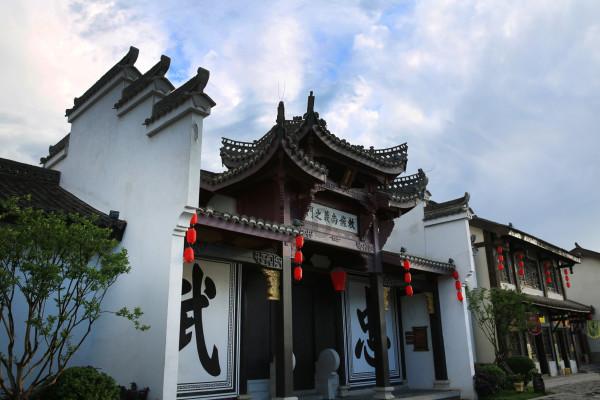 “课程+”讲好红色故事!贵州黔南科技学院学子参演《伟大转折》